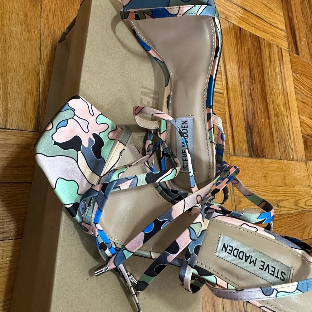 Beautiful 4 in strap heels used once
